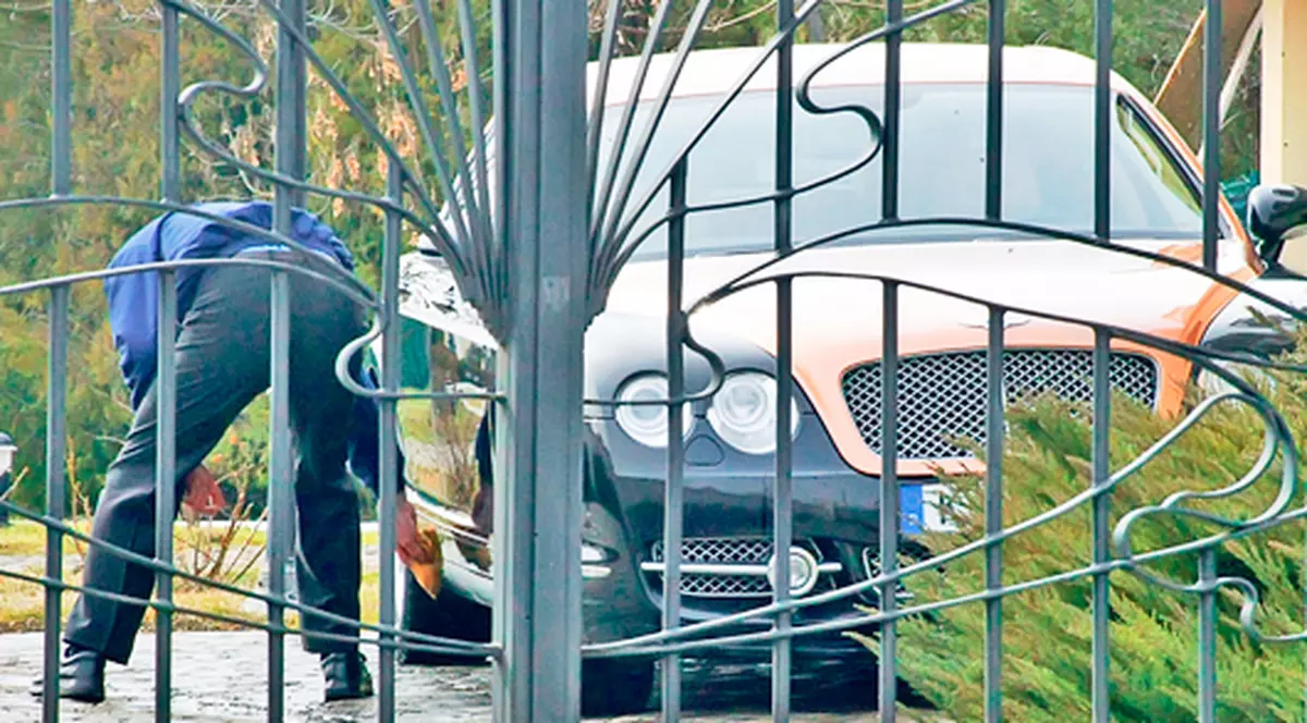 Bentley-ul lui Irinel, spălat în curtea casei, cu buretele şi furtunul