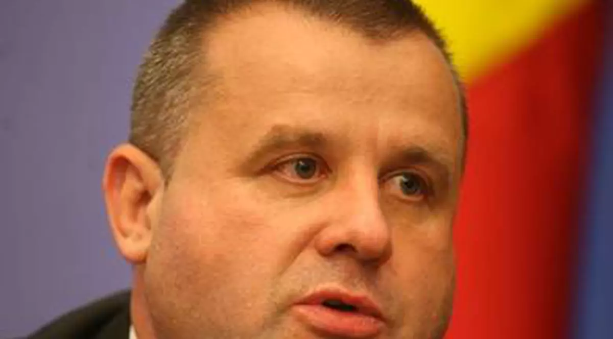 Ministrul Botiş, scos în stradă de pensionarii veniţi în Bucureşti să protesteze