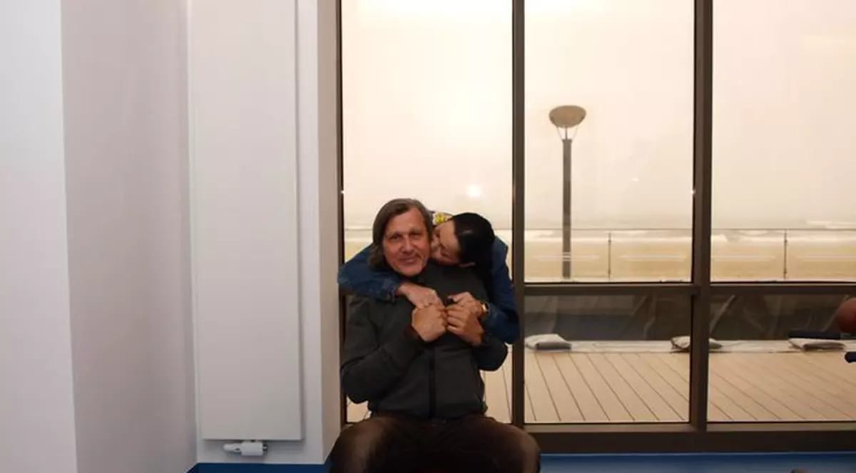 Exclusiv | Ilie Năstase și-a cumpărat mobilă colorată pentru apartamentul de la mare