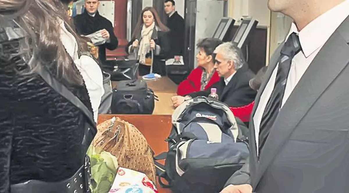 Frigescu mai are un proces cu soţul ei