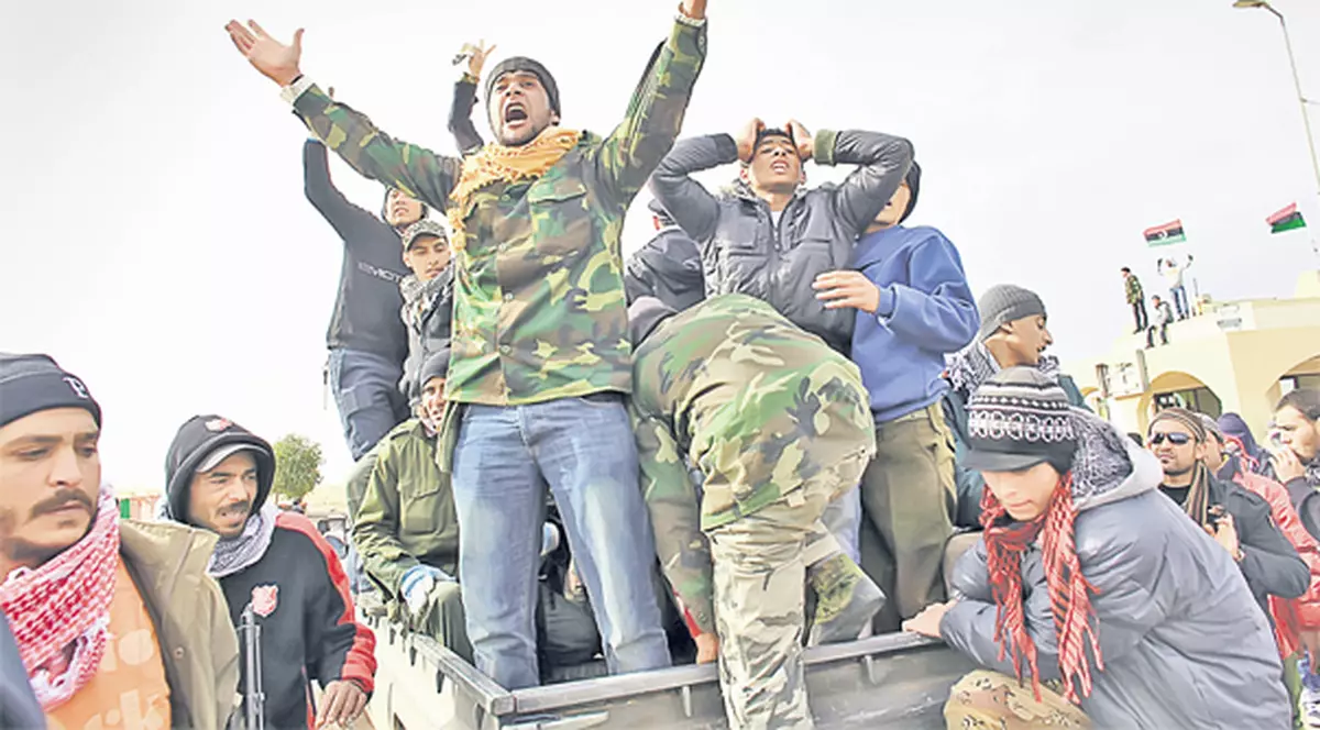 Libia se supune? Ieri, speriat, guvernul lui Gaddafi a bătut în retragere, anunţând încetarea focului