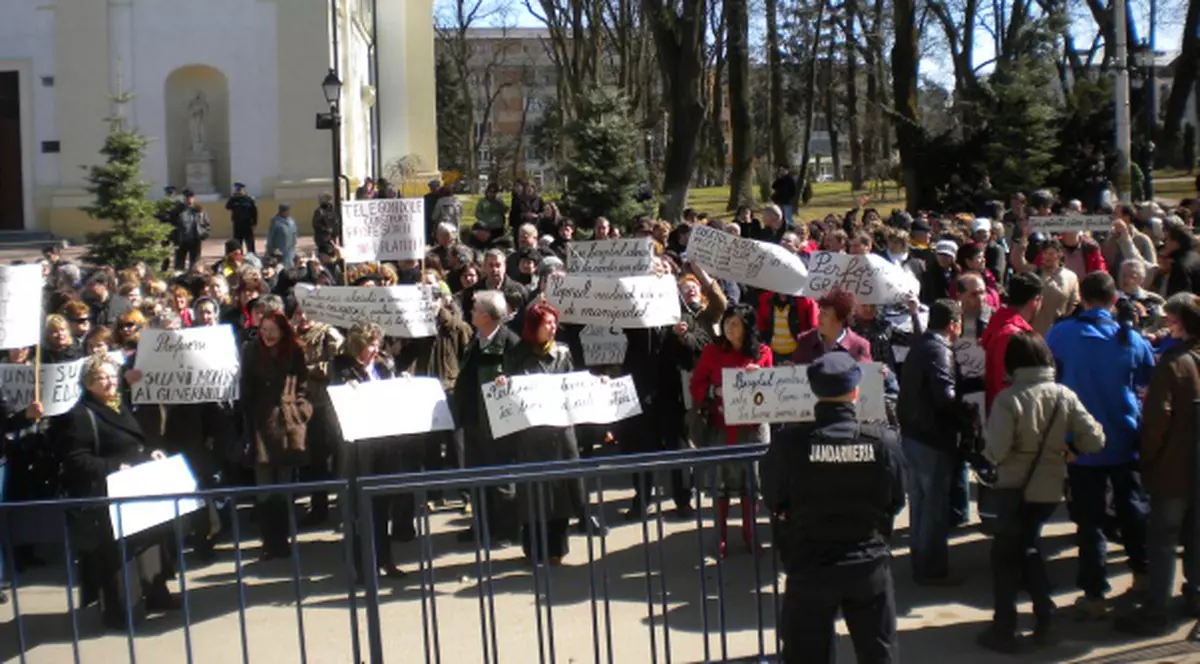 Dascălii suceveni îşi vor primi salariile pe februarie cel târziu luni