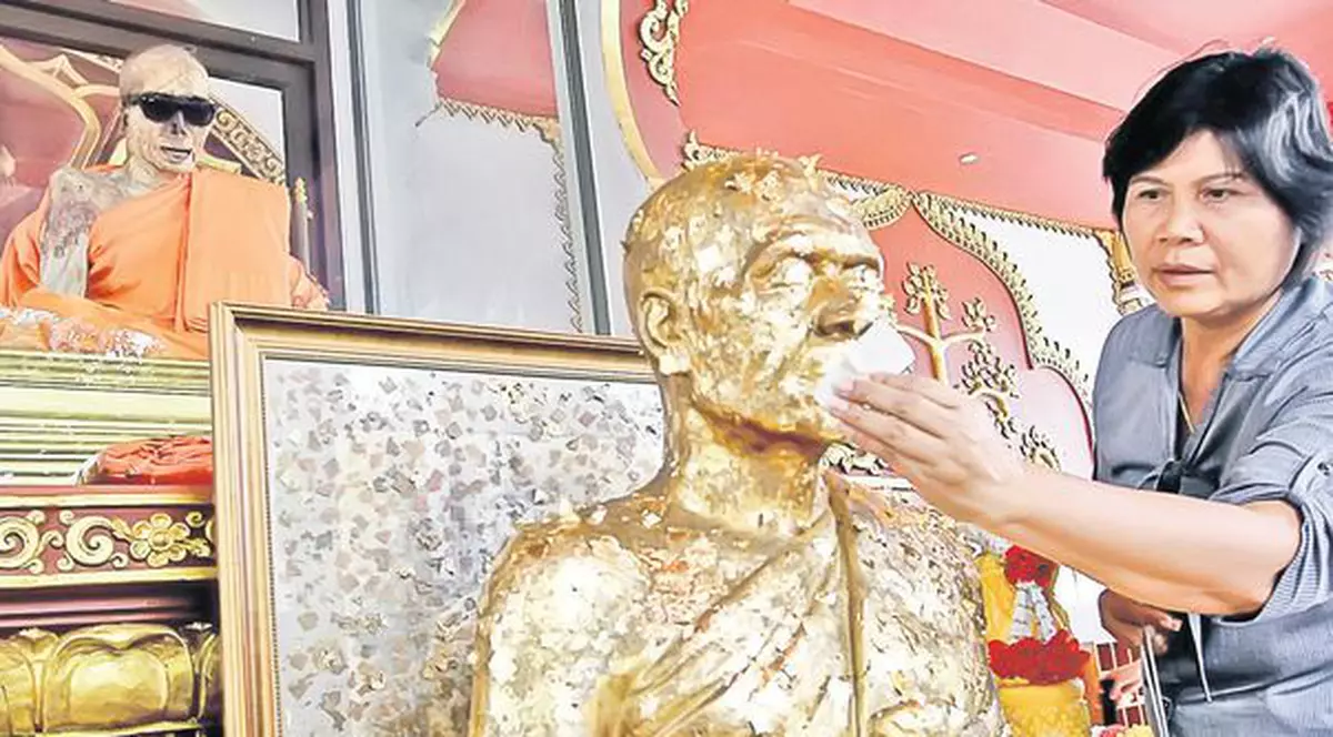 Mumia zâmbăreaţă le aduce noroc