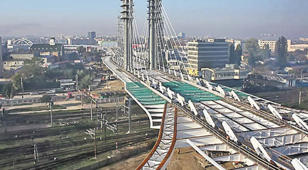 Oprescu monteaza senzori de cutremur pe Pasajul Basarab