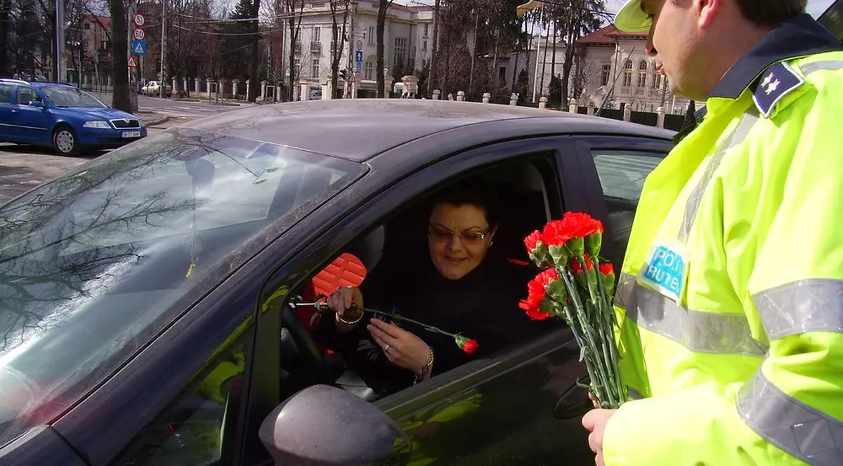 Poliţiştii de la rutieră au împărţit flori şoferiţelor 