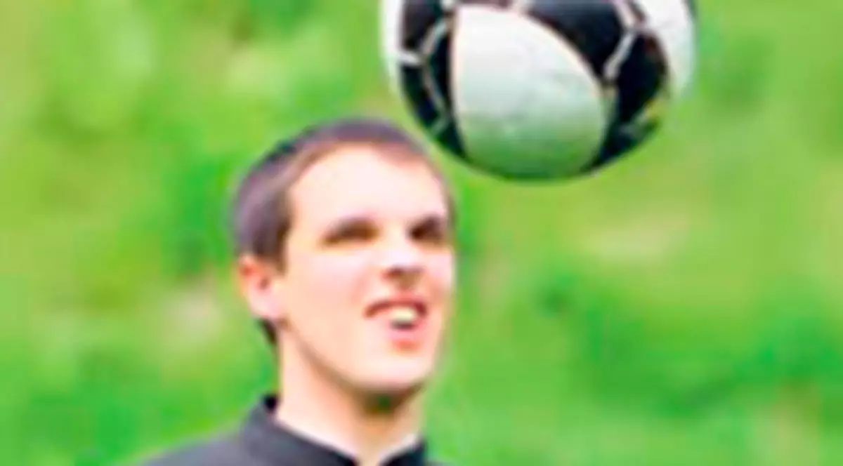 Ce șmecheri sunt! Preoții joacă fotbal în sutană, încălțați cu pantofi sport de firmă