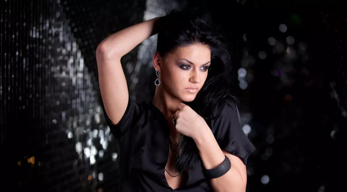 Ela Rose lansează în premieră pe libertatea.ro piesa "Lovely Words"