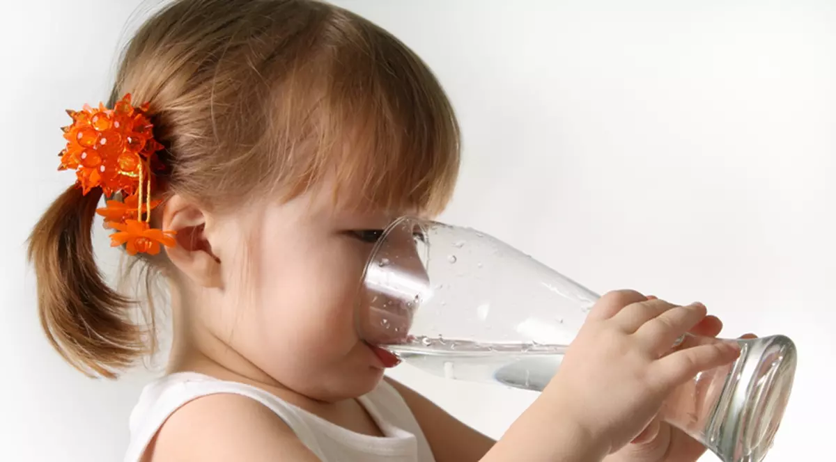 Câtă apă trebuie să bea copiii?