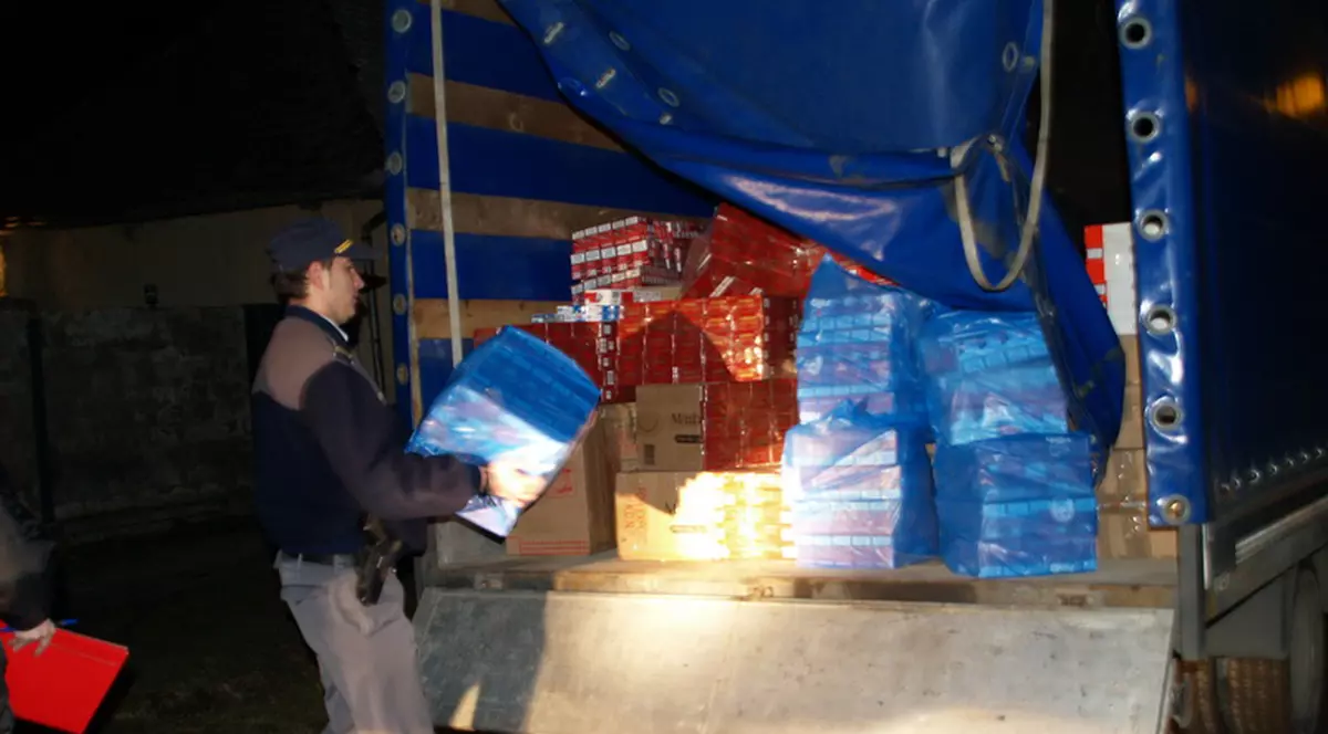 Poliţiştii de frontieră din Timiş au capturat o reţea internaţională de traficanţi de ţigări 