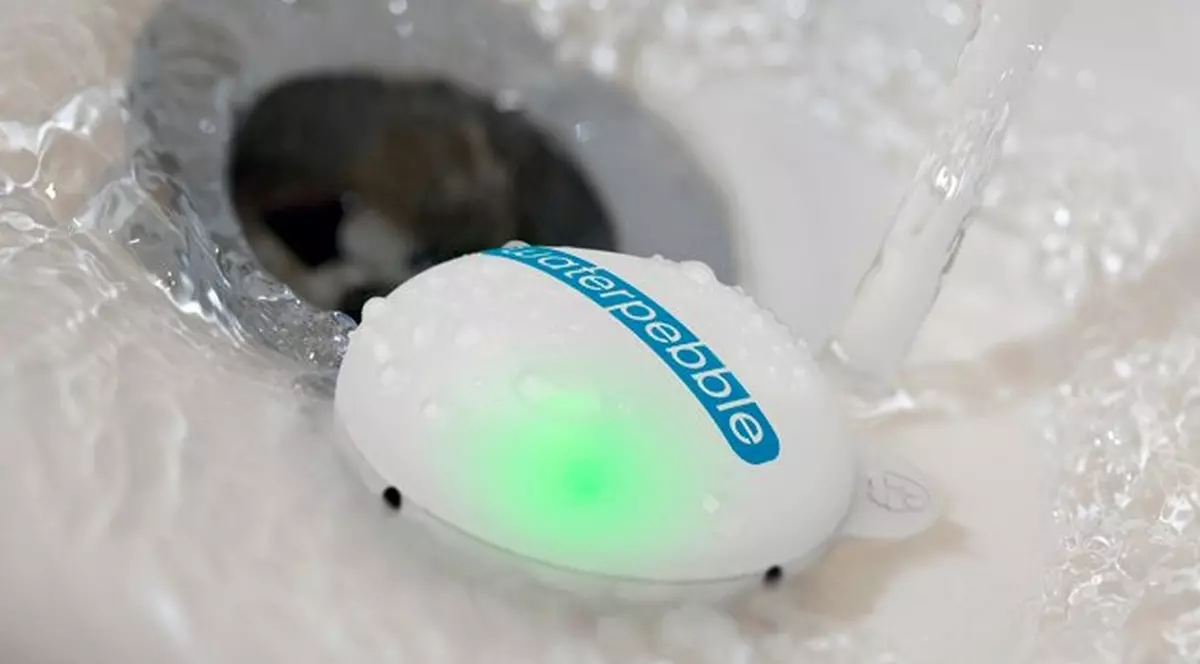 Pui o "pietricică" în cadă şi faci economie la apă!