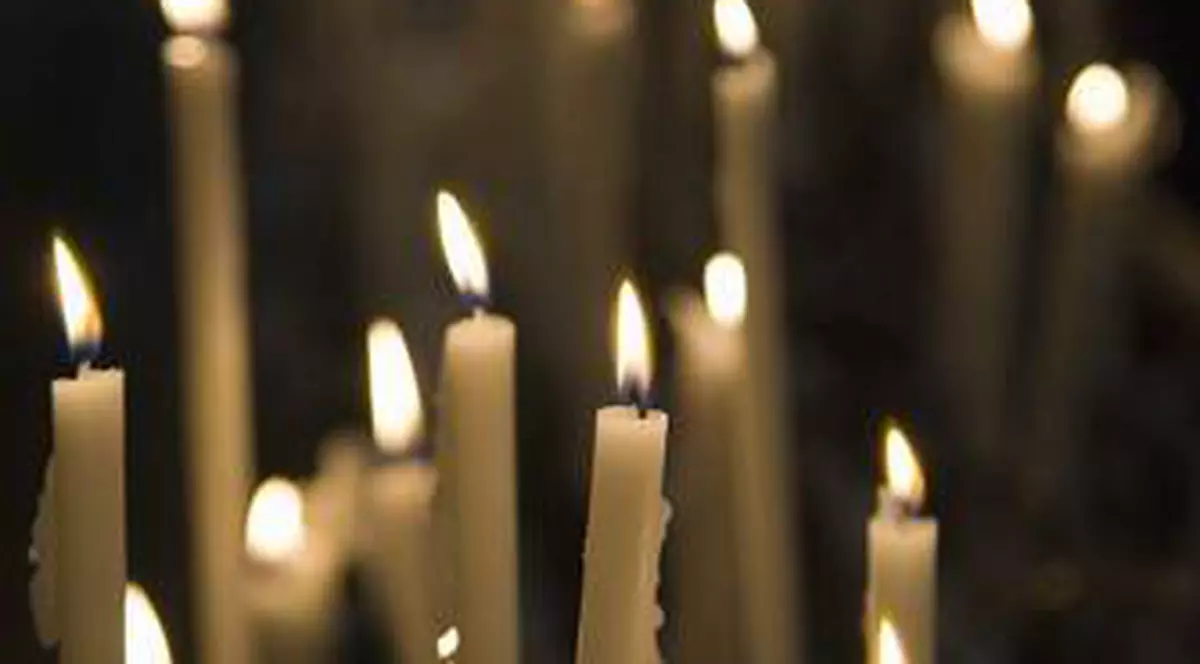 Lumânările cu parafină, periculoase pentru credincioşi
