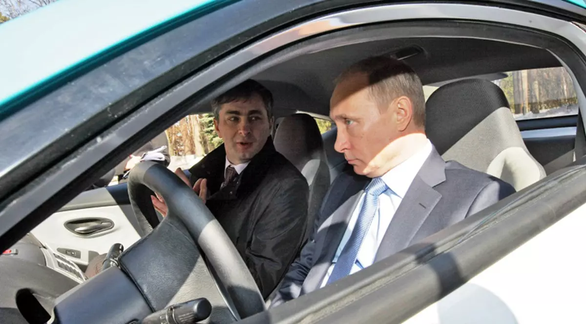 Putin a testat un automobil hibrid rusesc, până la reşedinţa lui Medvedev