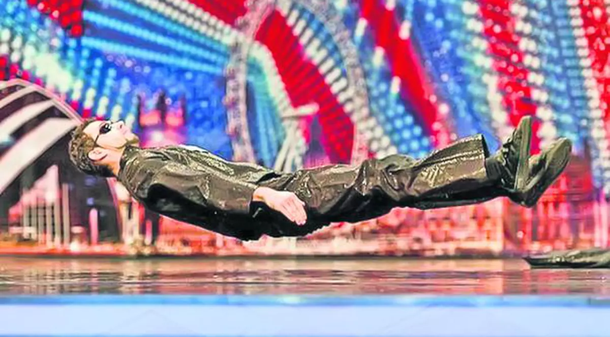 Englezii îl fac praf pe Răzvan, «omul Matrix» care a participat recent la varianta englezească a emisiunii «Românii au talent»: «Găseşte-ţi o slujbă, ratat leneş!»