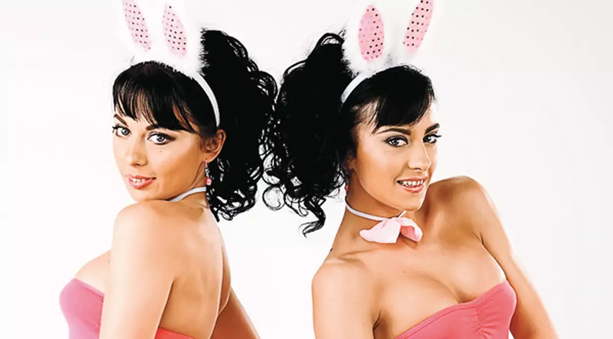 Cheeky Girls fac show costumate în iepurași