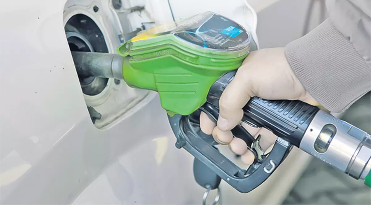 Prețul benzinei ar putea fi "înghețat"