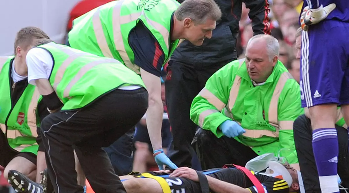 Fundaşul lui Liverpool a suferit o accidentare teribilă la cap. Carragher, inert pe gazon