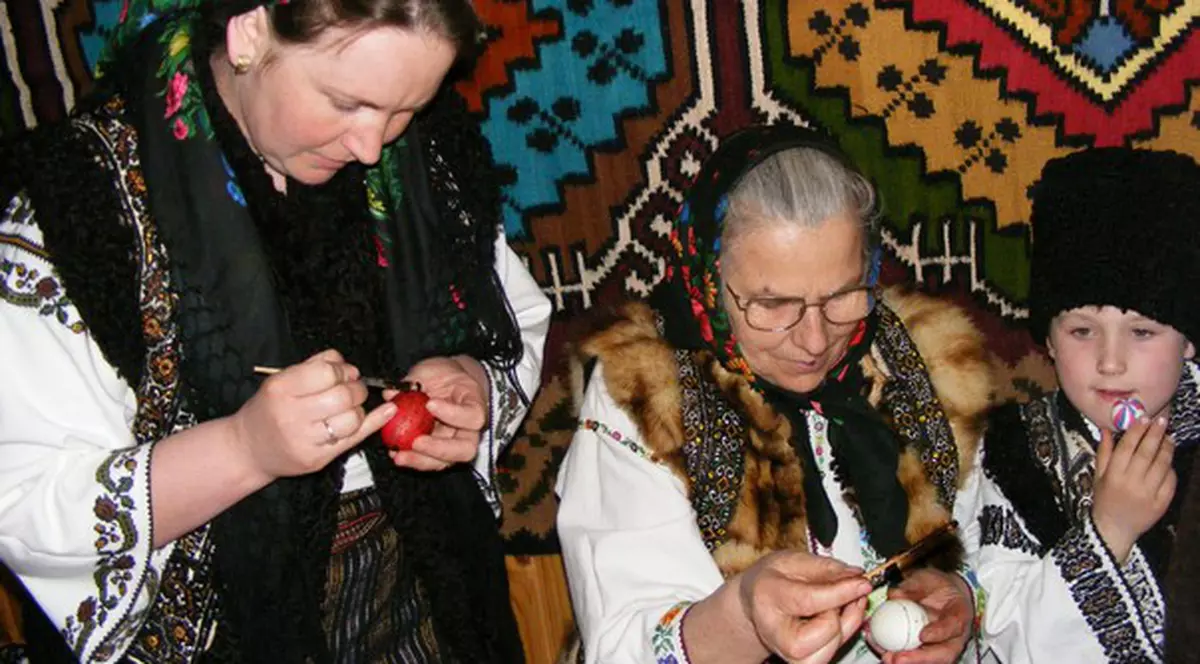 Fac operă de artă din ouăle de Paşte