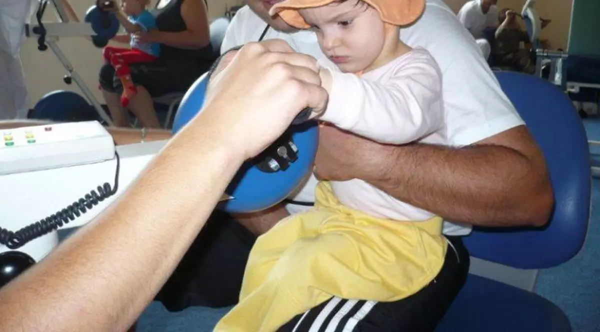 Zeci de români îşi duc copiii afectaţi de tetrapareză spastică la tratament în Ucraina