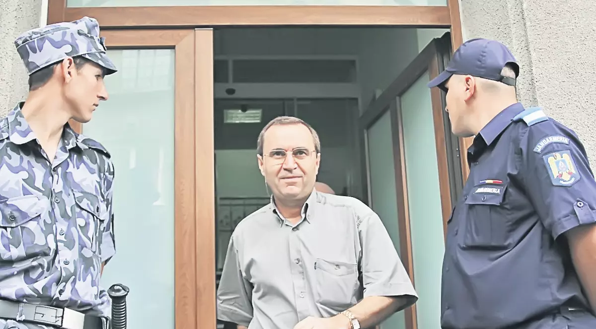 Îl caută cu Interpolul!