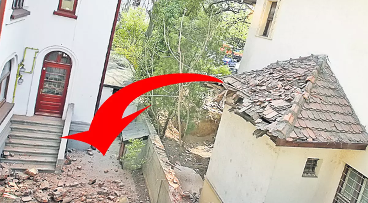 Foto | Doi muncitori, striviţi printre dărâmături în curtea vecinilor lui Ilie Năstase