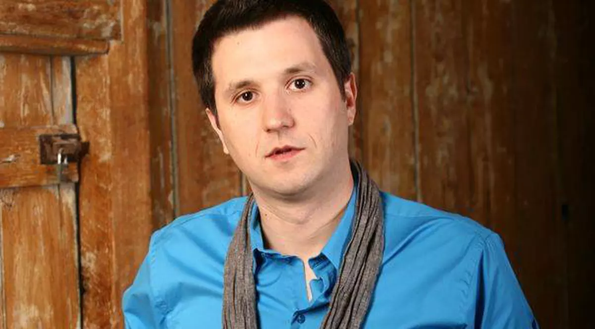 Andi Moisescu dă cu sapa în timpul liber