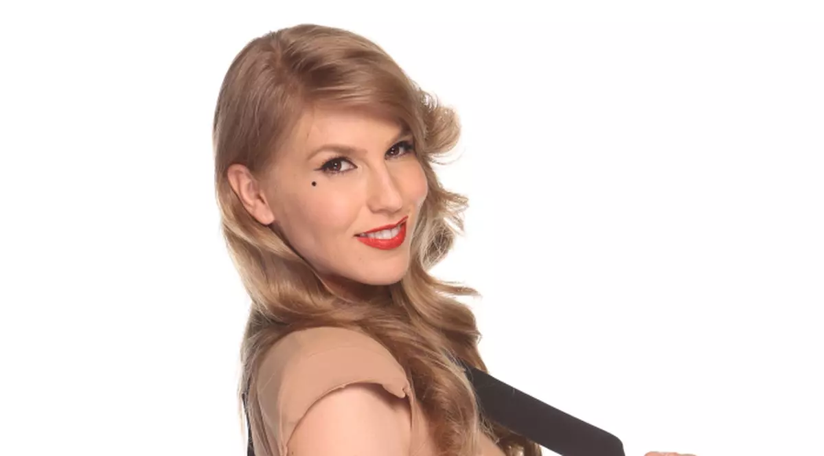 Cântăreaţa Corina Bud nu ştie cum să-şi mai educe copilul