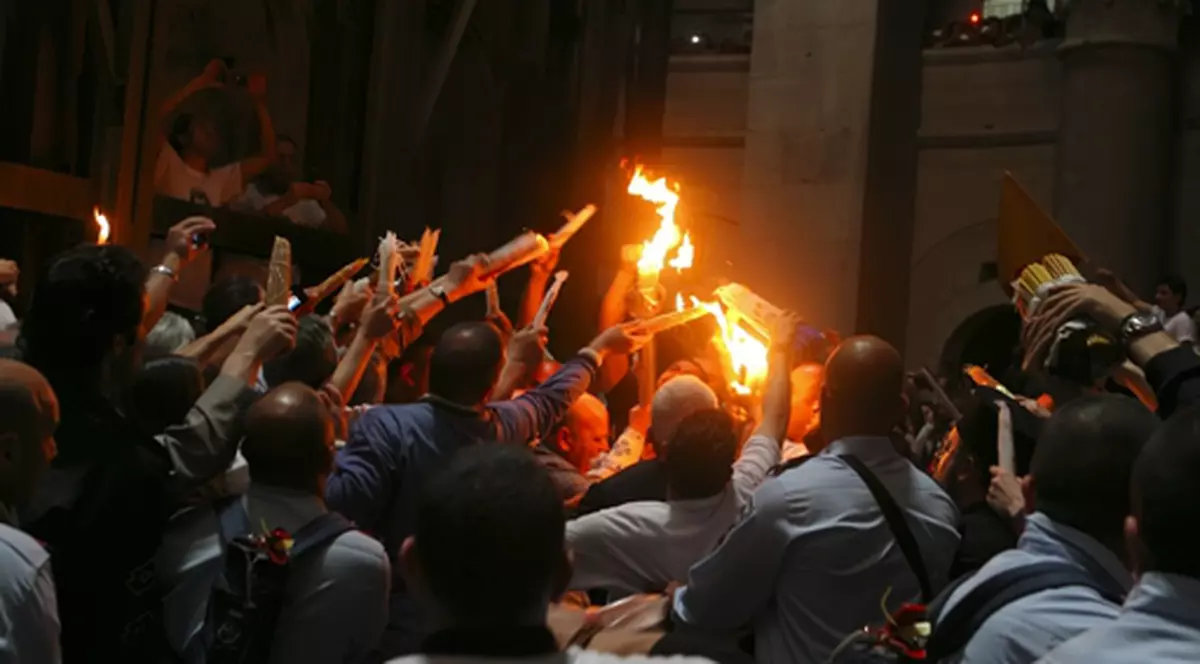 Sfânta Lumină de la Ierusalim va fi adusă în România, pe 15 aprilie 2017