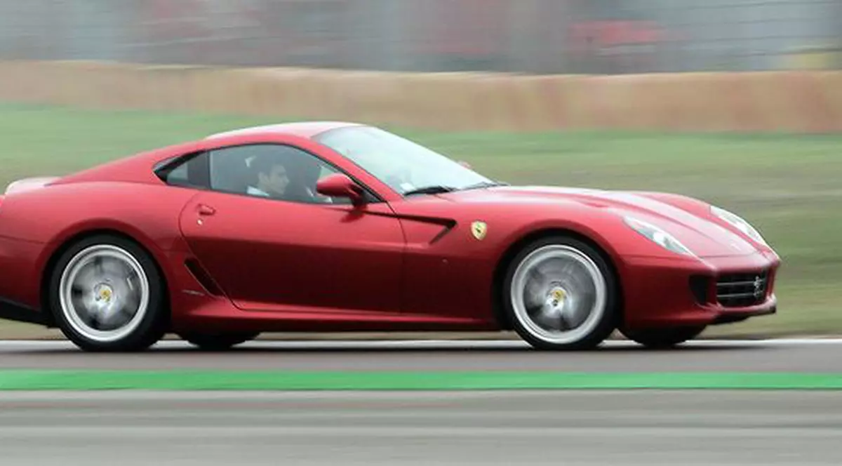 Un Ferrari de închiriat în România costă 710 de euro pe zi