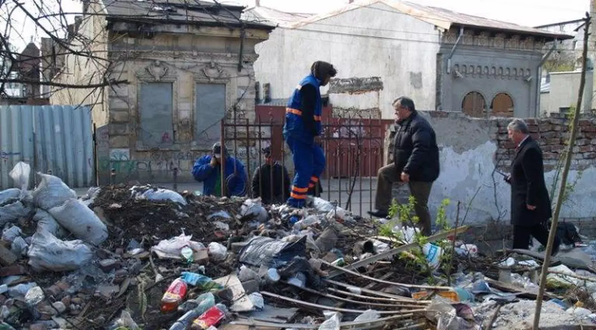 Un teren din centrul Capitalei, transformat în ghenă de gunoi