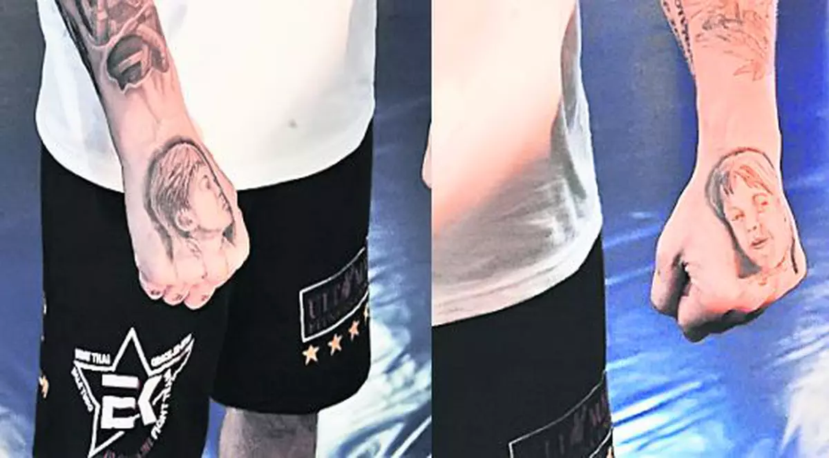 Cătălin Zmărăndescu şi-a tatuat chipul copiilor pe pumni