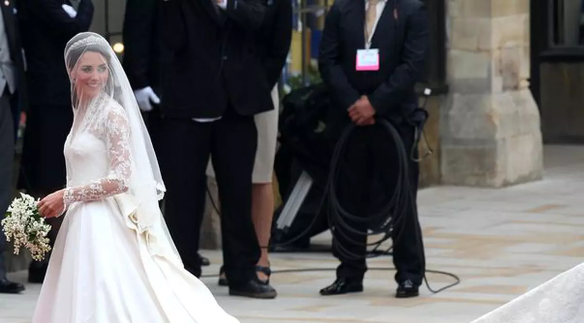 Foto | Wow! Ce rochie de mireasă spectaculoasă poartă Kate Middleton!