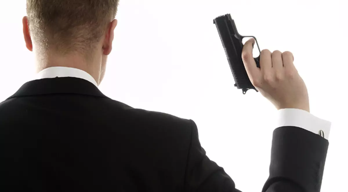 Un poliţist doljean a împuşcat un om şi i-a tăiat pe alţi doi cu sabia