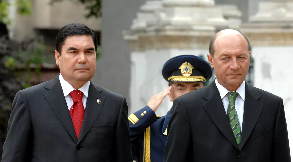 Băsescu, impresionat de caii din Turkmenistan