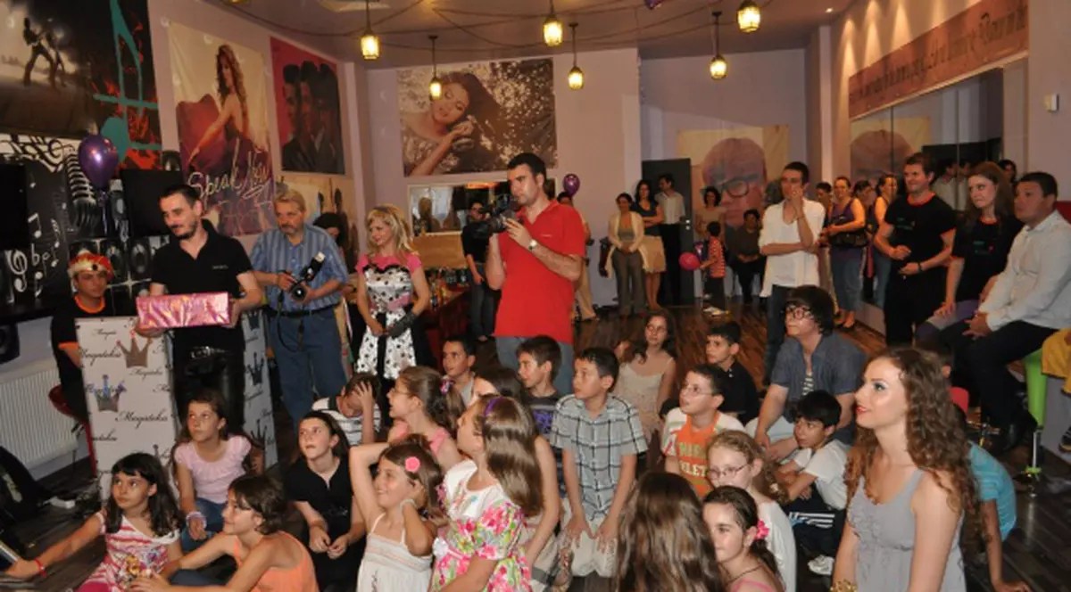 Cornel Sorian, românul care i-a cântat Papei Benedict, a venit în ţară să-şi sarbătorească fetiţa