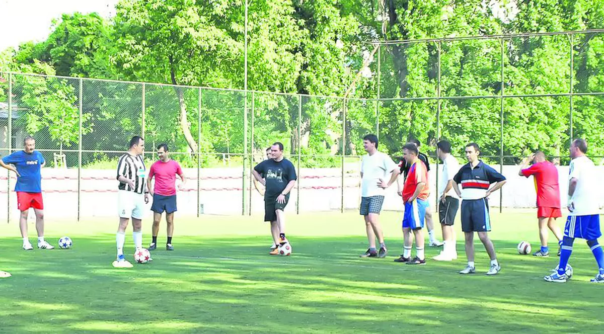 Dacă la votarea legilor au cam rămas restanţieri, aleşii încearcă să-şi refacă imaginea la turneul de fotbal de la Budapesta