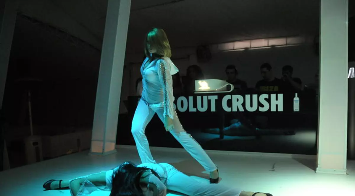 Laurette s-a angajat barmaniţă