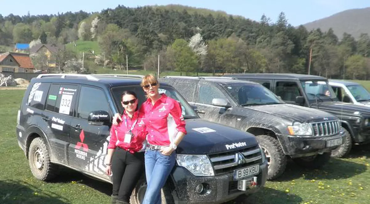 Foto | Roxana Ciuhulescu şi Renatta Stepanov au format singurul echipaj feminin de la off-road 