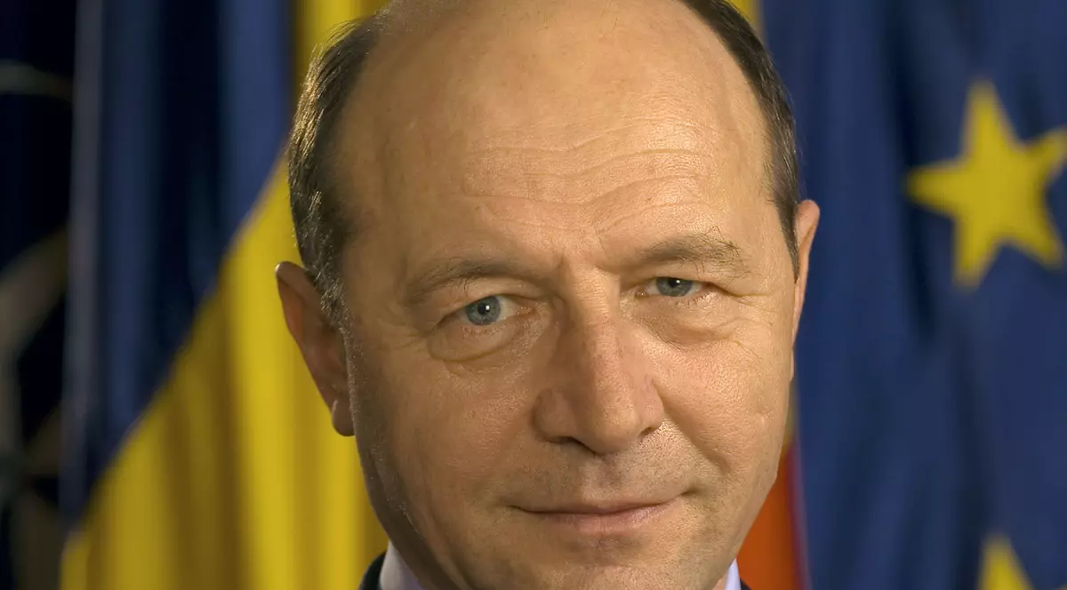 Băsescu mai optimist decât prognozele economiştilor. Creşterea TVA a fost o eroare politică