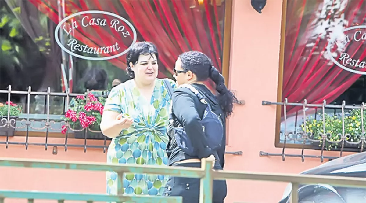 Foto | Familia Vijelie: el îngrijorat, ea - zâmbitoare