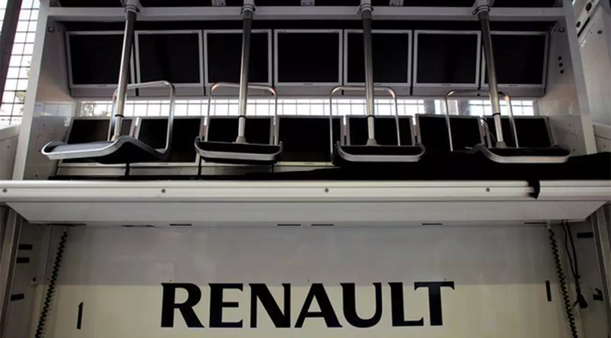 S-a sinucis ca să nu vină în România