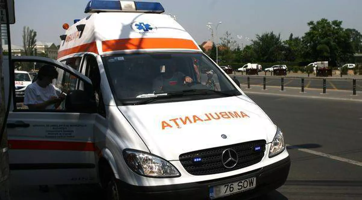Un băiețel de trei ani a scăpat cu viață după ce a căzut de la etajul patru