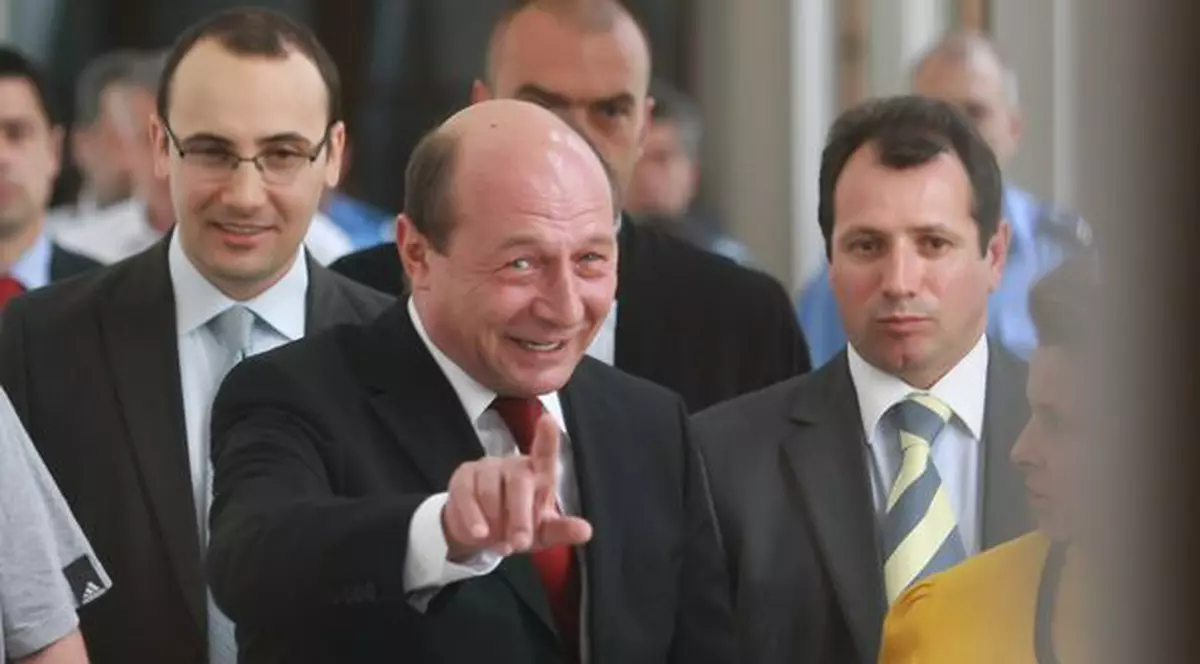 Băsescu la depunerea jurământului lui Lăzăroiu: "E prima dată de când ne cunoaștem când vorbesc doar eu"