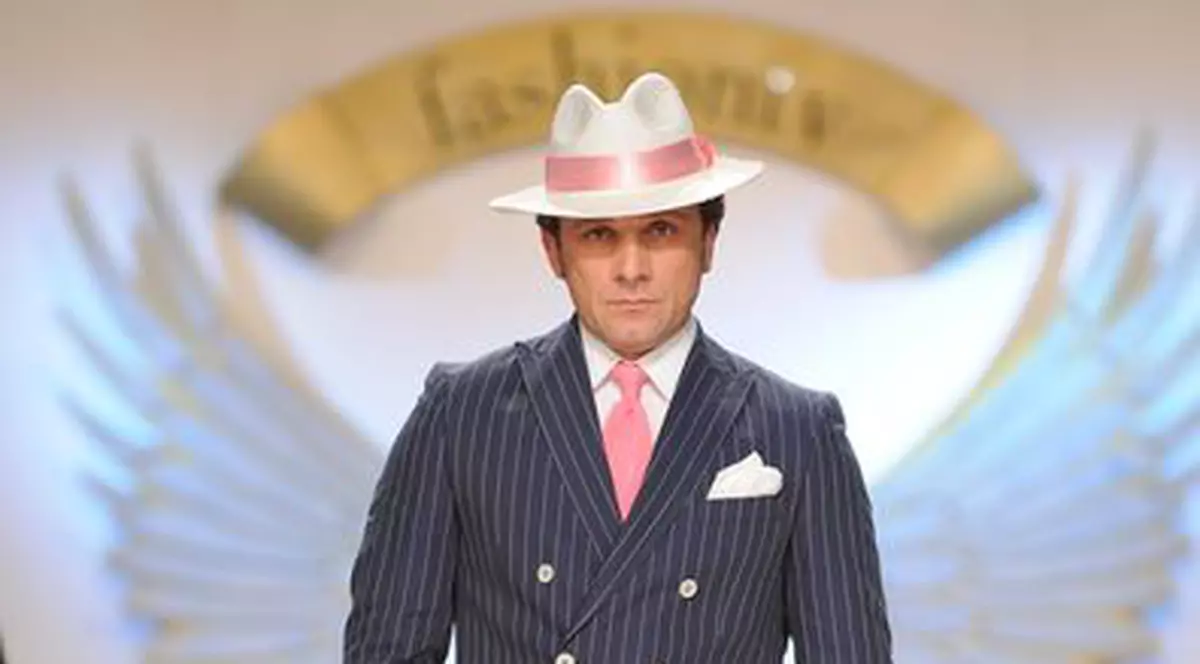 Foto | Actorul Gabriel Duţu a fost gangsterul de la Bucharest Fashion Week