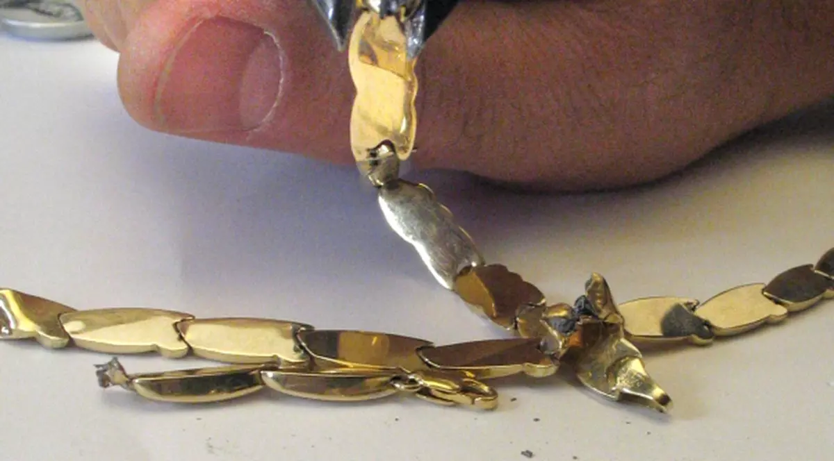 Un bărbat vindea, amatorilor de chilipiruri, tinichele în loc de aur