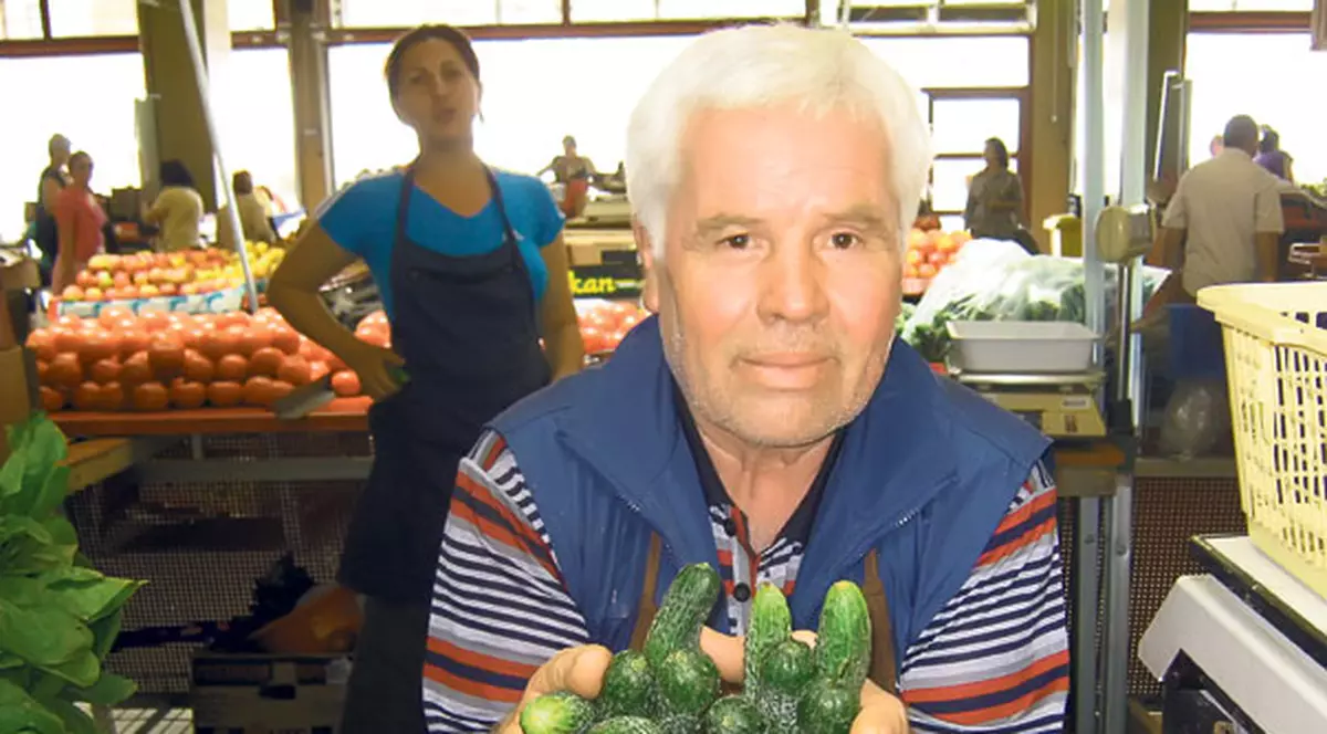 Producătorii români încearcă să ne convingă să cumpărăm produse autohtone: «Mâncaţi castraveţi d’ăştia de la mine, că n-au nici o bacterie»