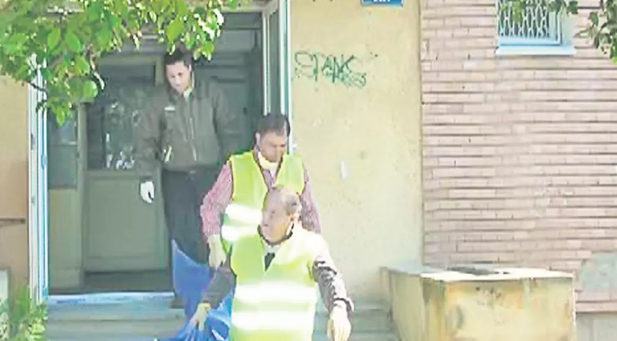 Asta-i ţara în care trăim! Mama şi fiul, morţi de foame în casă