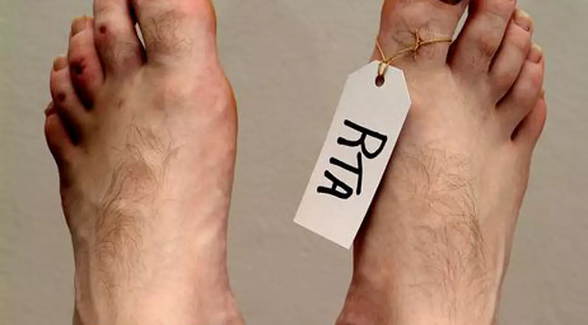 Bărbat găsit mort într-o maşină parcată pe Calea Moşilor