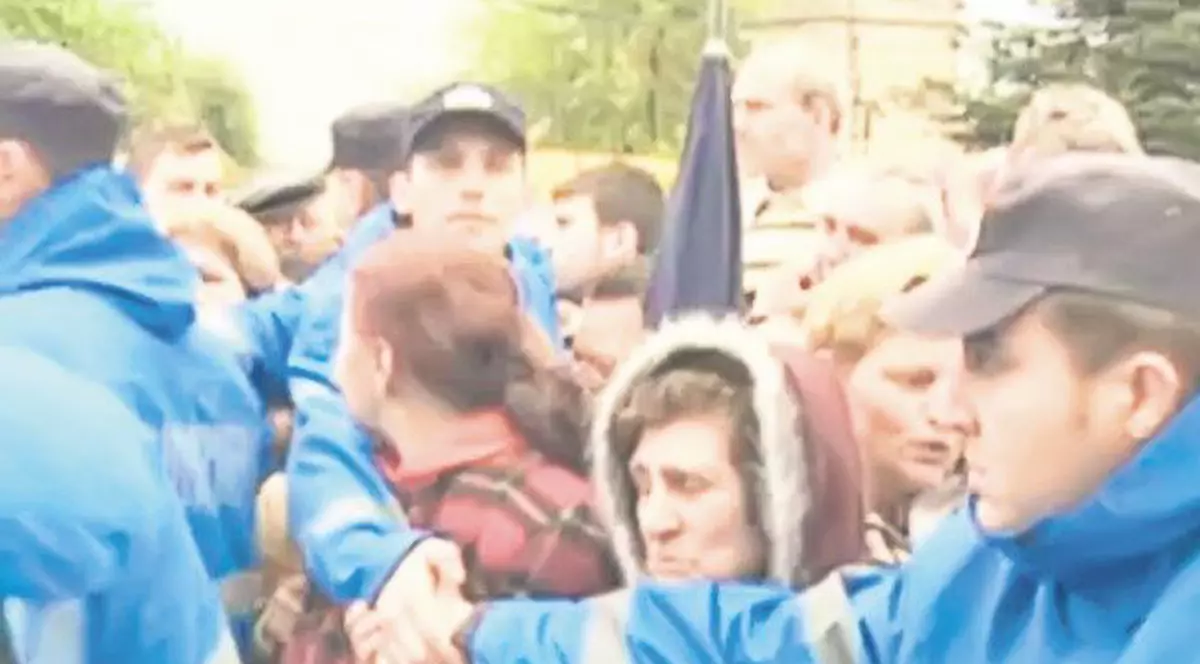 Mii de bucureşteni s-au călcat în picioare ca să intre în biserică