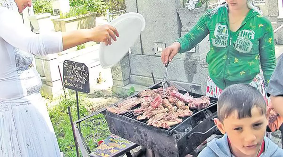 Țiganii au făcut grătar în cimitir