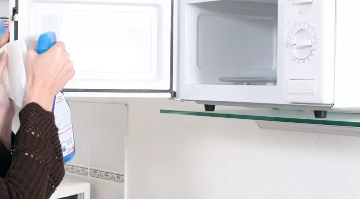 Ăsta da om capabil! A încercat să îşi usuce şosetele în cuptorul cu microunde și a dat foc la apartament